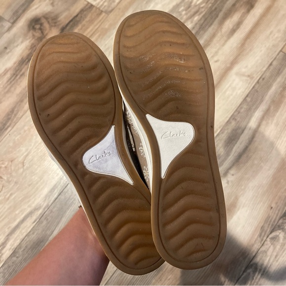 Clarks Women's Breeze Shore Taupe Flower Embroidery Size 7.5 Mule Shoes Slip On - Picture 5 of 5